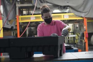 TriEnda Employee constructing plastic pallets